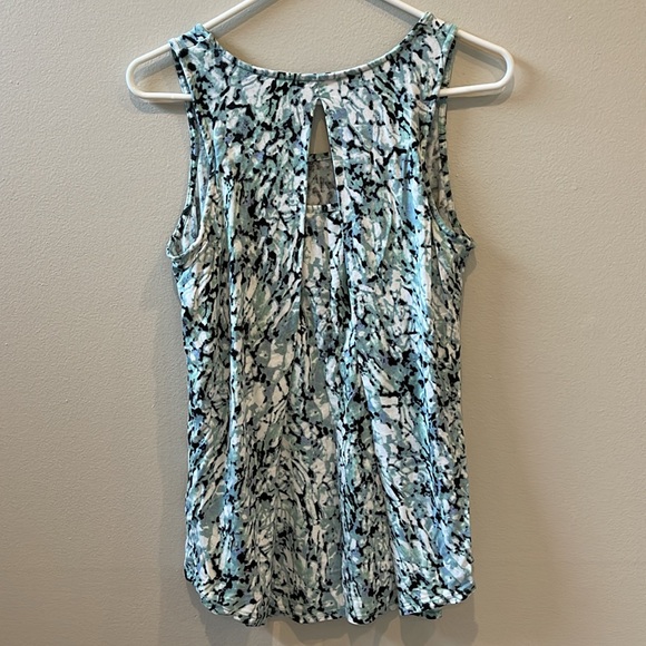Rose & Olive Free Flow Patterned Sleeveless Pleated Front Top Sz M - Picture 5 of 9